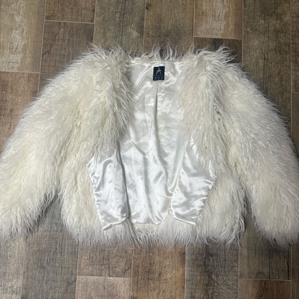 Furry white clip jacket